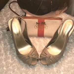 Audrey Brooke Natural/Gold Heels